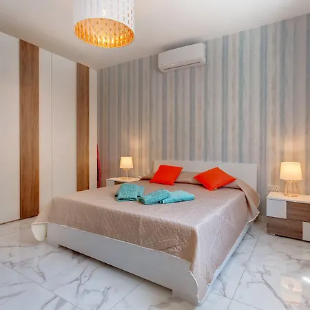Luxury 2 Bedroom By The Sea *