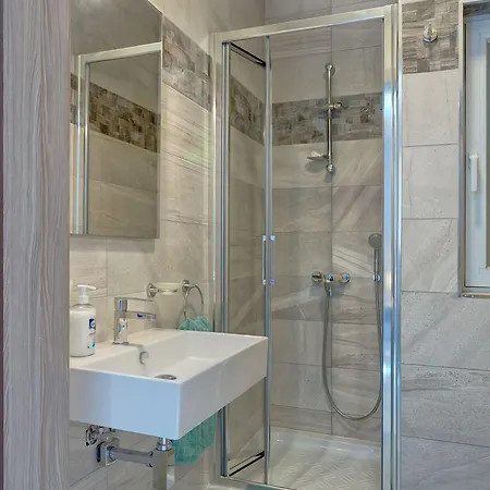 Luxury 2 Bedroom By The Sea Апартаменты *