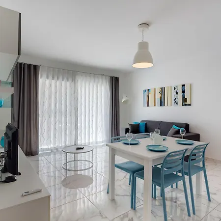 Апартаменты Luxury 2 Bedroom By The Sea Аура