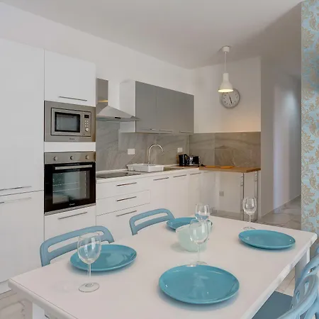 Luxury 2 Bedroom By The Sea Апартаменты